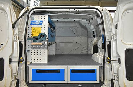 01_Promaster Rapid equipado con cajoneras bajo el suelo y muebles Syncro Ultra